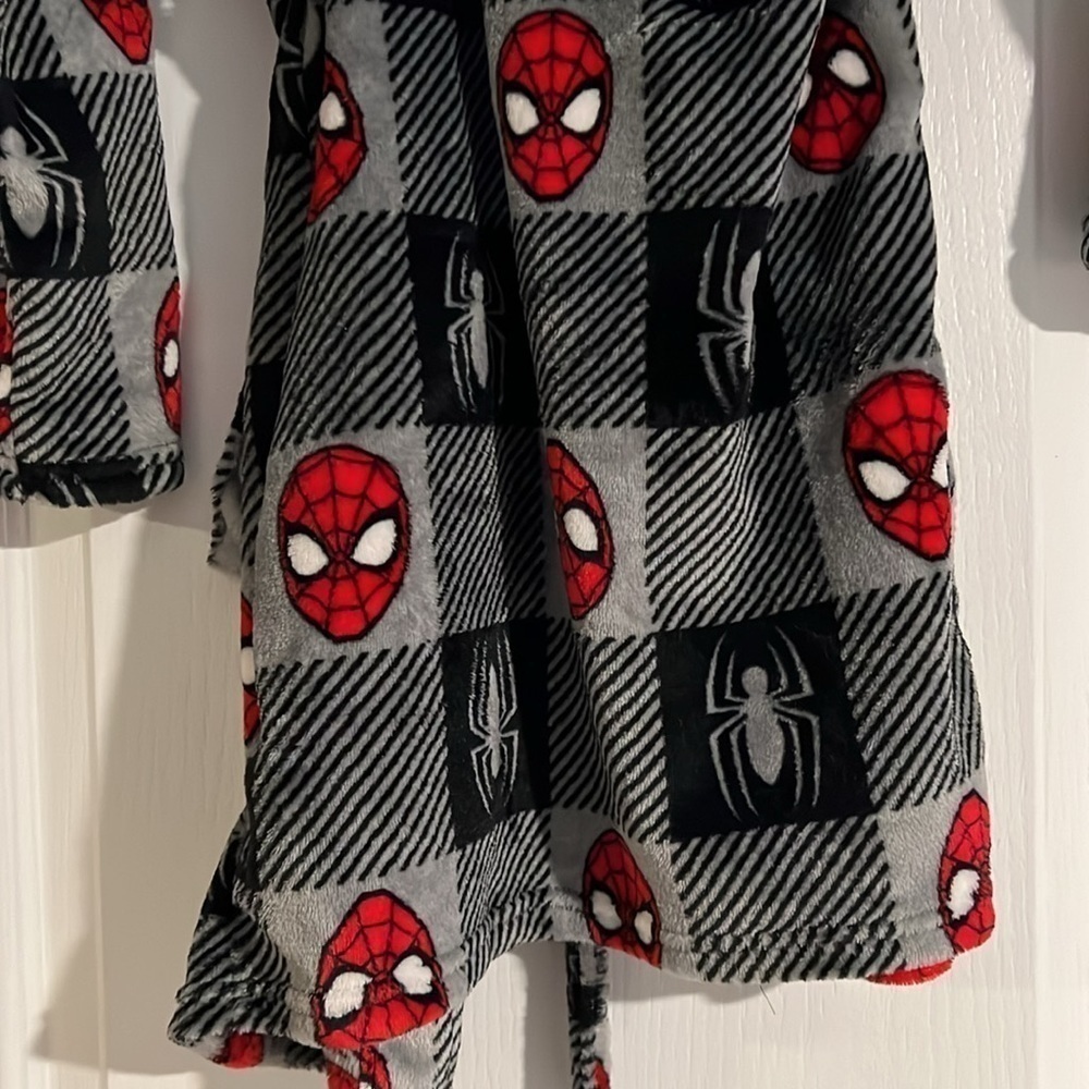 Spiderman Kids unisex bath robe size small in red grey & black fuzzy pajamas - Picture 9 of 11